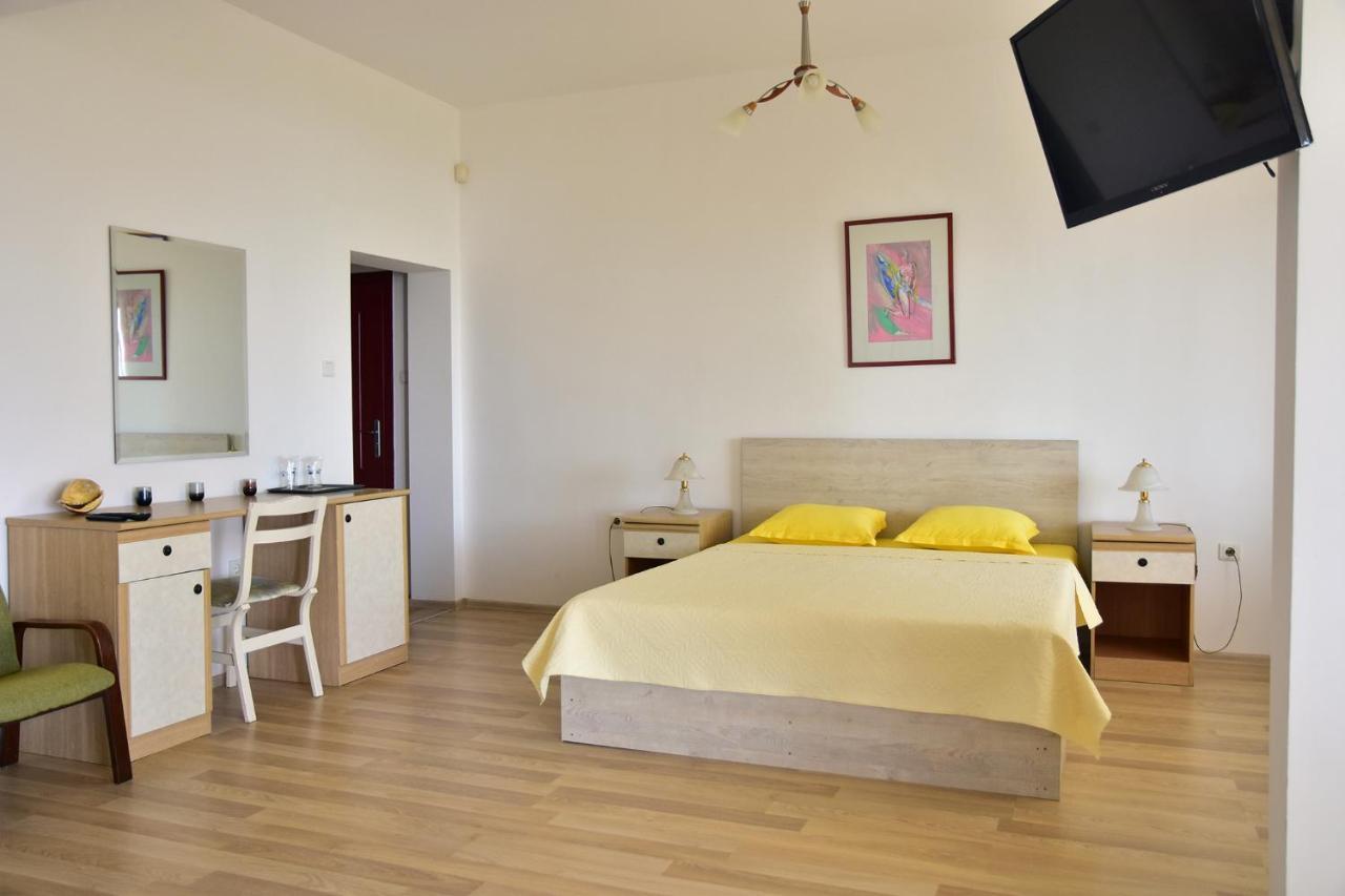 Guest Rooms Sea View Balchik Exterior photo