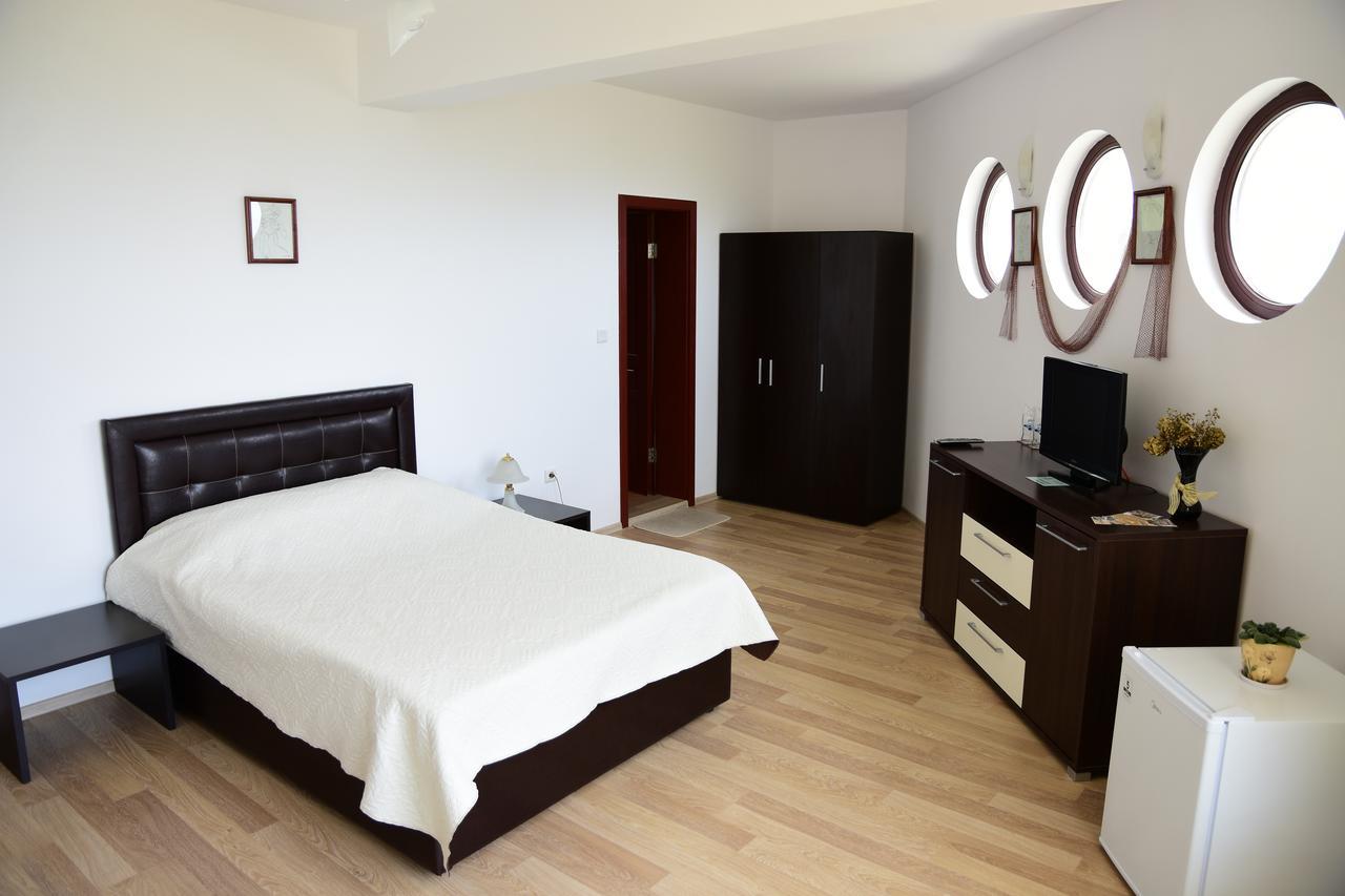 Guest Rooms Sea View Balchik Exterior photo