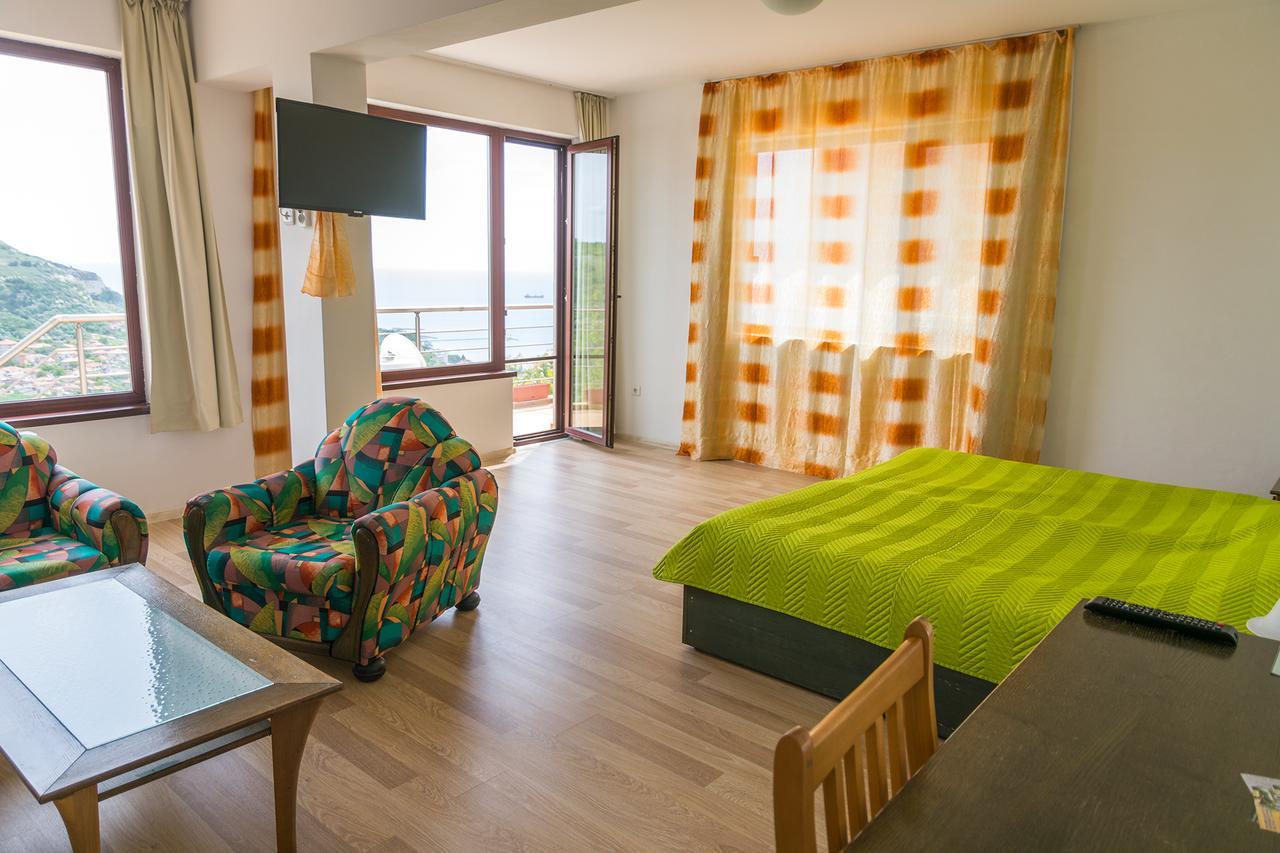 Guest Rooms Sea View Balchik Exterior photo